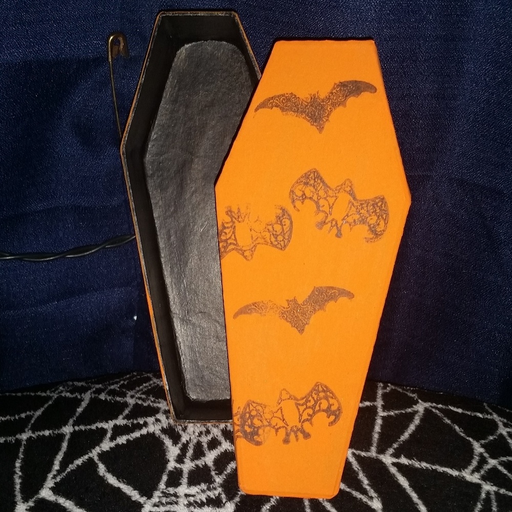 SOLD 🖤 Batty
